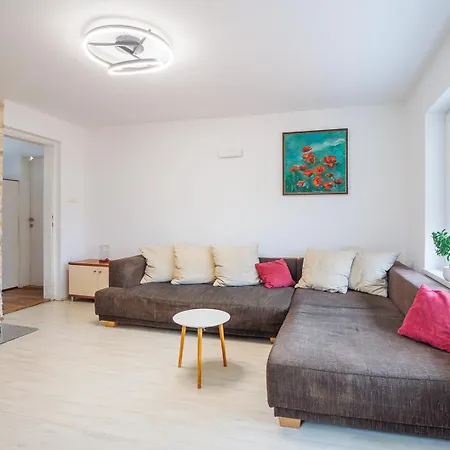 Rural Retreat - Comfort Oasis Apartment Oplotnica