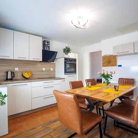 Rural Retreat - Comfort Oasis Апартаменты Oplotnica